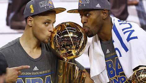 Taip atrodo NBA trofėjus, kurį &bdquo;Warriors&ldquo; praėjusį sezoną i&scaron;kovojo tapę čempionais