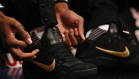NBA žaidėjai pagerbė K.Bryantą užsimaudami legendinius Kobe batelius.