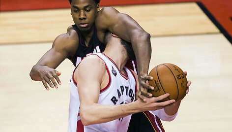 Jonas Valančiūnas ir Hassanas Whiteside'as