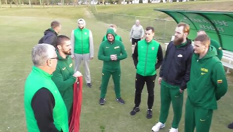 pirmoji-lietuviu-treniruote-brazilijoje-futbolo-stadione