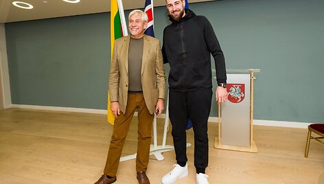 Akimirka i&scaron; Londono lietuvių susitikimo su Jonu Valančiūnu