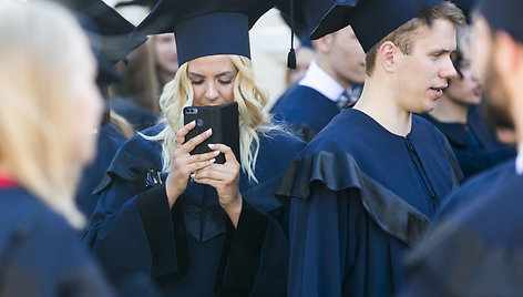 ISM universitete iškilmingai įteikti baigimo diplomai