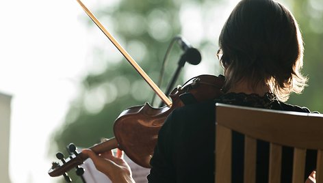 Rožių apsuptoje Chaimo Frenkelio viloje prasideda vasaros festivalis