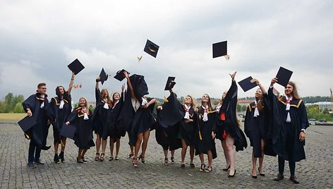 LSMU absolventams iškilmingai įteikti diplomai 