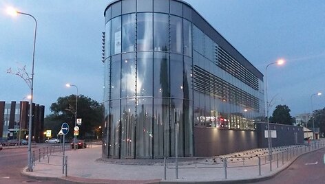 Stiklas įsigali naujų pastatų architektūroje ir stebina savo savybėmis
