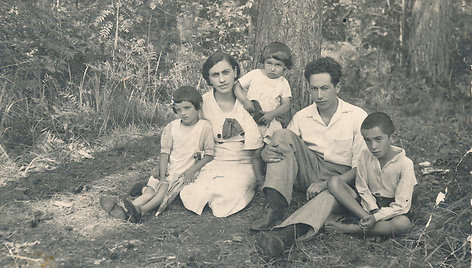 Pasvaliečio karaimo Elesafo Grigulevičiaus šeima. Šalia žmonos Rūtos Grigulevičienės (Čeprickaitės) sūneliai: Danielius (sėdi) ir Juozas (stovi). Prie E. Grigulevičiaus sėdi giminaitis  Abramas Tinfavičius. 1940 m.