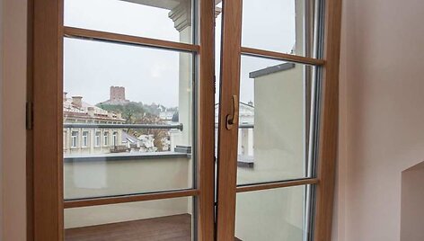 Patarimai naujakuriams: kaip i&scaron;sirinkti kokybi&scaron;kus langus ir duris