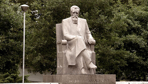 Miesto centrinė aik&scaron;tė Vilkavi&scaron;kyje, paminklas dr.J.Basanavičiui (skulptorius &ndash; Antanas Žukauskas).