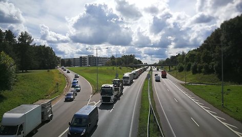 Kaune dėl remontuojamo tilto nusidriekia automobilių spūstys