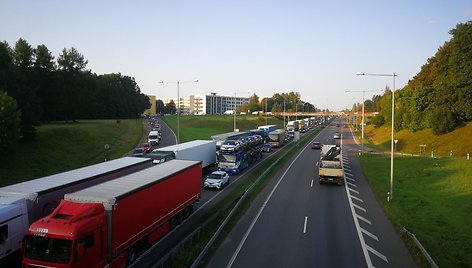 Kaune dėl remontuojamo tilto nusidriekia automobilių spūstys