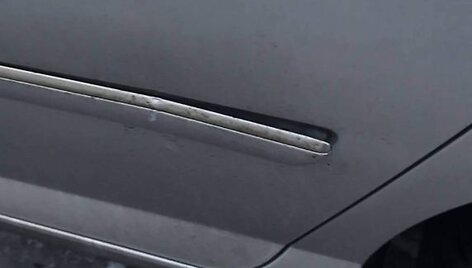 Vilniuje apgadintas degalinėje stovėjęs automobilis