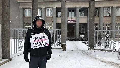 Prie&scaron; &bdquo;Luminor&ldquo; banką protestuojantis tauragi&scaron;kis
