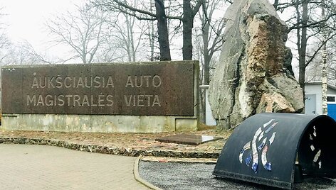 Auk&scaron;čiausioje automagistralės vietoje i&scaron;keltos trys vėliavos