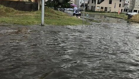Kaune praūžus liūčiai ėmė skęsti gatvės