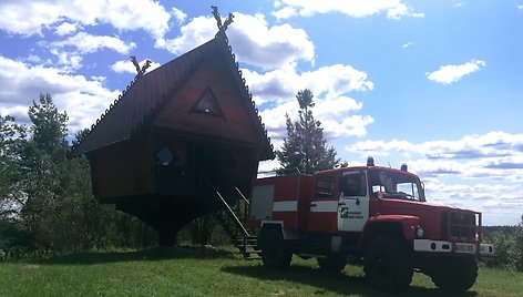 Merkinės trobelė ant vištos kojelės