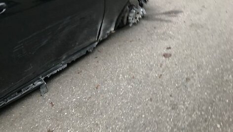 Rinktinės gatvėje medelius i&scaron;vartęs &bdquo;Mercedes-Benz&ldquo; automobilis
