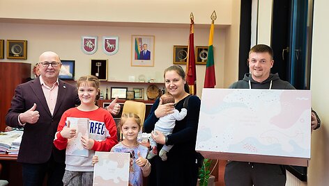 Kūdikio susilaukusioms kauniečių &scaron;eimoms įteikiamos dovanos