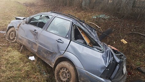 &Scaron;ilutės rajone nuo kelio nuskriejo &bdquo;Ford&ldquo; &ndash; automobilis visi&scaron;kai sumaitotas