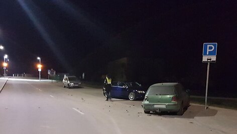 Raudondvaryje &bdquo;VW Passt&ldquo; apgadino du automobilius ir nuvažiavo