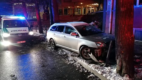 Kaune girtos vairuotojos „Toyota“ trenkėsi į medį ir apgadino tvorą