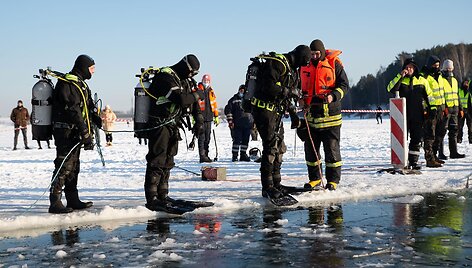 Lampėdžio ežere nuskendusio &bdquo;Kauno &scaron;varos&ldquo; traktoriaus i&scaron;traukimo operacija