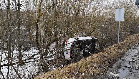 Išsukant iš greitkelio į Kauną nuo kelio nulėkė „Volkswagen“