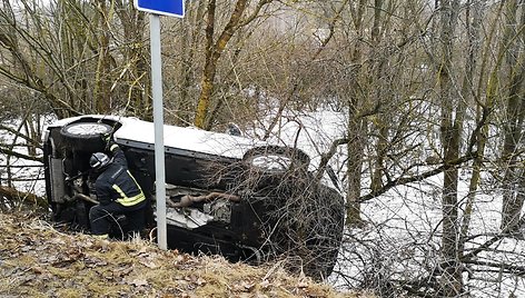 Išsukant iš greitkelio į Kauną nuo kelio nulėkė „Volkswagen“