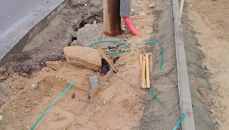 Remontuojamoje Kovo 11-osios gatvėje i&scaron; žemės styrančios juostos