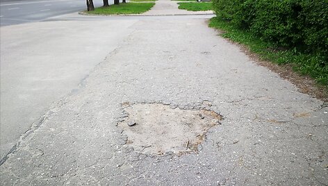 Itin nusidėvėjęs Savanorių prospekto Kaune &scaron;aligatvis
