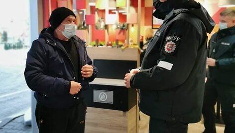 Kauno policija nustebino gyventojus &ndash; degalinėje pavai&scaron;ino kavos puodeliu