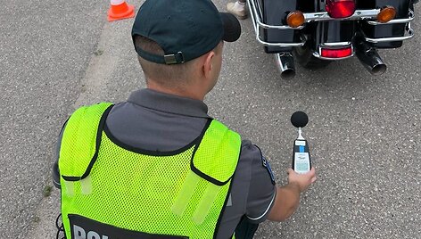Kauno policija transporto priemones tikrino triuk&scaron;mo matuokliu