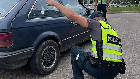 Kauno policija transporto priemones tikrino triuk&scaron;mo matuokliu