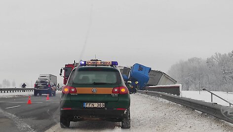 Vilkiko avarija ties Bubiais &ndash; pakibo ant viaduko