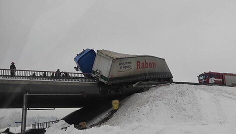 Vilkiko avarija ties Bubiais &ndash; pakibo ant viaduko