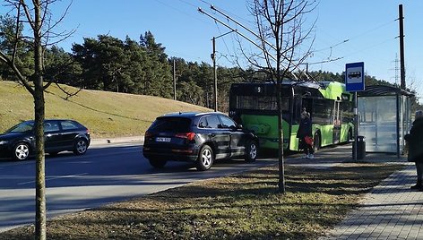 Girtas vairuotojas Kaune įvairavo automobilį į troleibusą