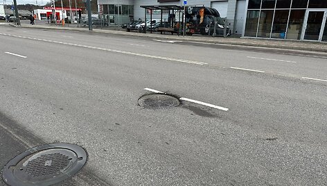 Įgriuvę &scaron;ulinių dangčiai A.Juozapavičiaus prospekte Kaune