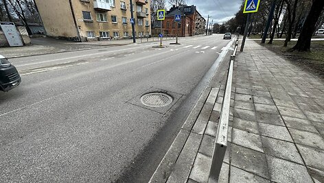 Įgriuvę &scaron;ulinių dangčiai A.Juozapavičiaus prospekte Kaune