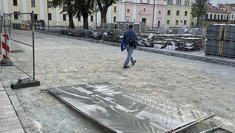 Kauno Rotu&scaron;ės aik&scaron;tėje perklojami ta&scaron;yti akmenys