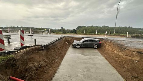 Girtutėlis vairuotojas įskriejo į duobę ant Jurbarko tilto