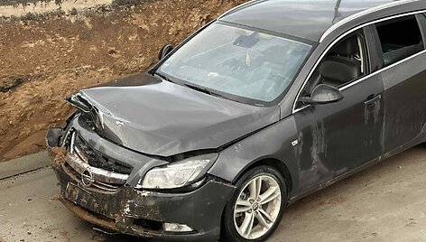 Girtutėlis vairuotojas įskriejo į duobę ant Jurbarko tilto