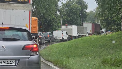 Staigi ir trumpa liūtis penktadienį paskandino keletą Kauno gatvių
