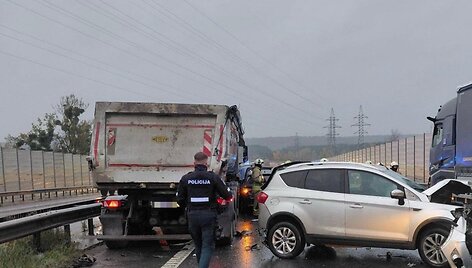 Kauno Vakariniame aplinkkelyje susidūrė 10 transporto priemonių