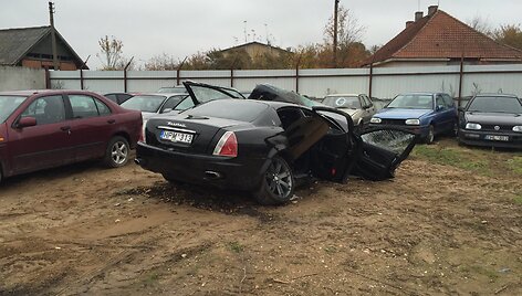 Skaudi avarija Kaune: &bdquo;Maserati&ldquo; rėžėsi į medį