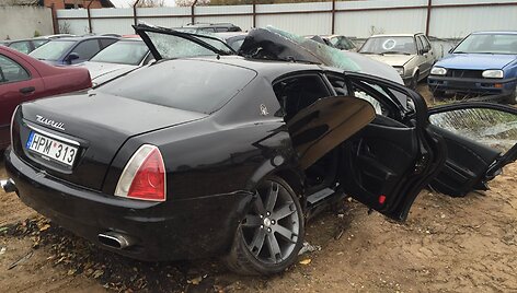 Skaudi avarija Kaune: &bdquo;Maserati&ldquo; rėžėsi į medį