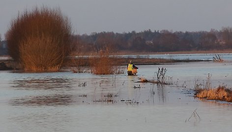 Minija Klaipėdos rajone pralaužė pylimą, pradėjo semti gyventojų namus, garažus, tvartus