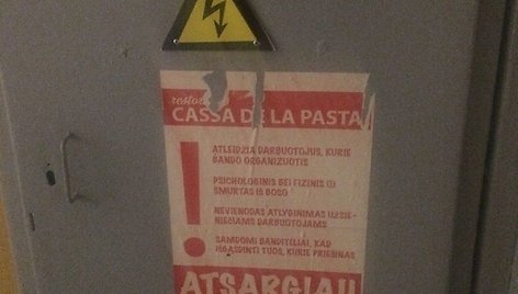 Solidarumo tinklo „Gyvenimas per brangus“ plakatai prieš „Casa della pasta“