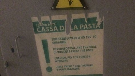 Solidarumo tinklo „Gyvenimas per brangus“ plakatai prieš „Casa della pasta“