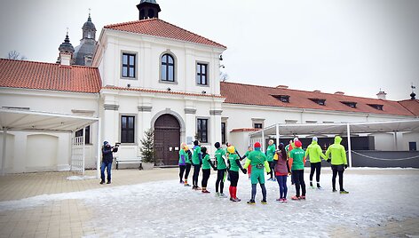 Vasario 16-ąją 16 kauniečių bėgikų sutiko 16 kilometrų bėgimu
