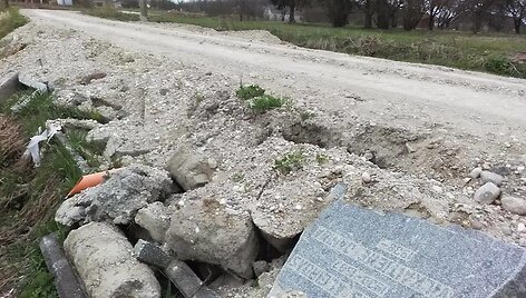Mastaičiuose kelio &scaron;laitai tvirtinami antkapiais