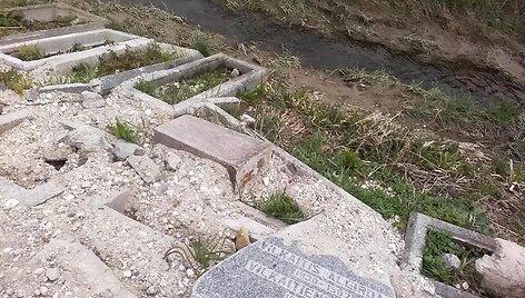 Mastaičiuose kelio &scaron;laitai tvirtinami antkapiais